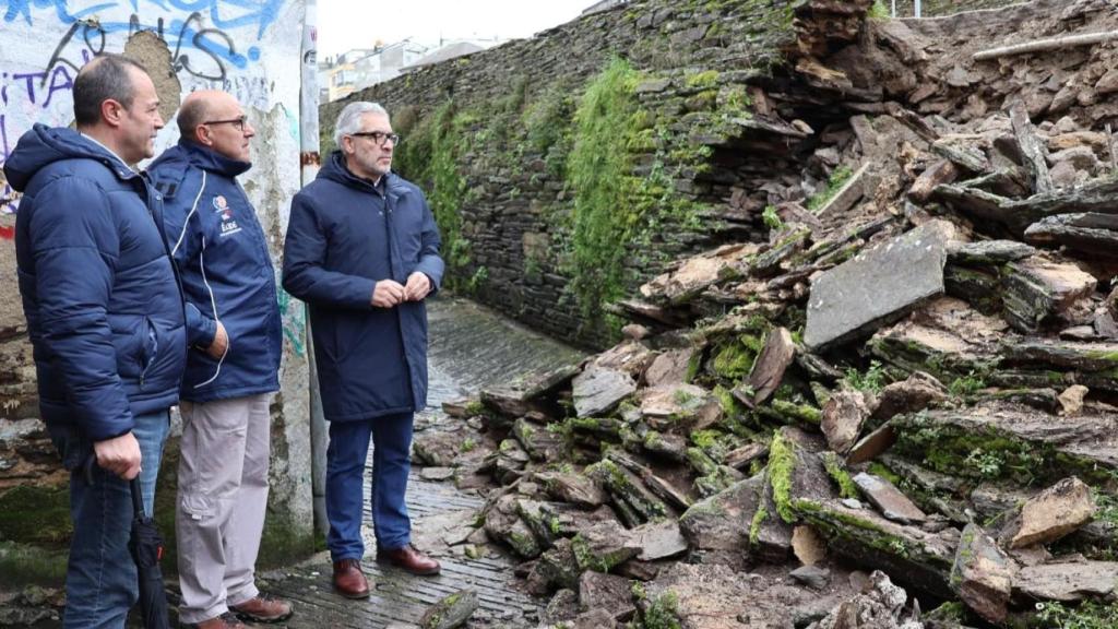 El alcalde de Lugo, Miguel Fernández, en la zona del derrumbe de la muralla de Lugo este domingo.