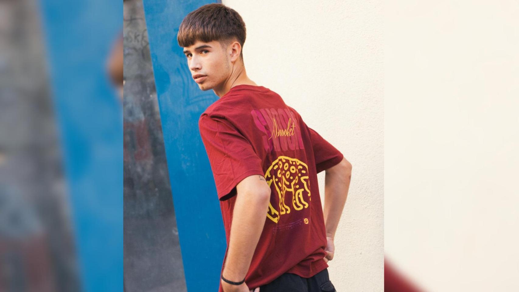 Óscar Gónzalez, con una camiseta de su marca Snookt. EE