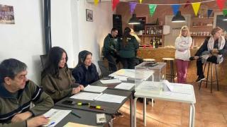 Colegio electoral de Salcedillo (Teruel), con sus vecinos a pie de urna.