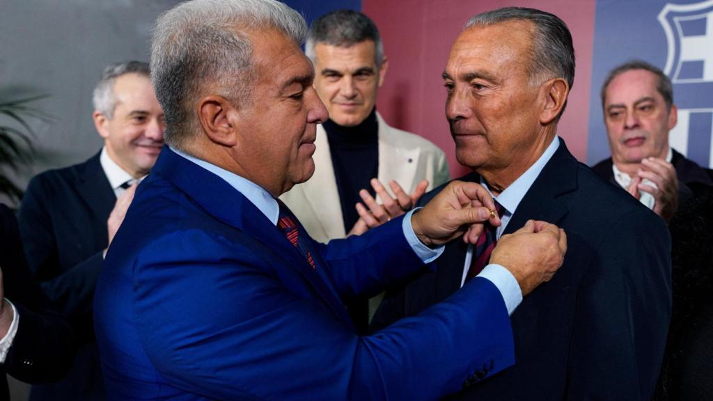 Joan Laporta le hace entrega a Rafa Yuste de una insignia por sus 50 años como socio.