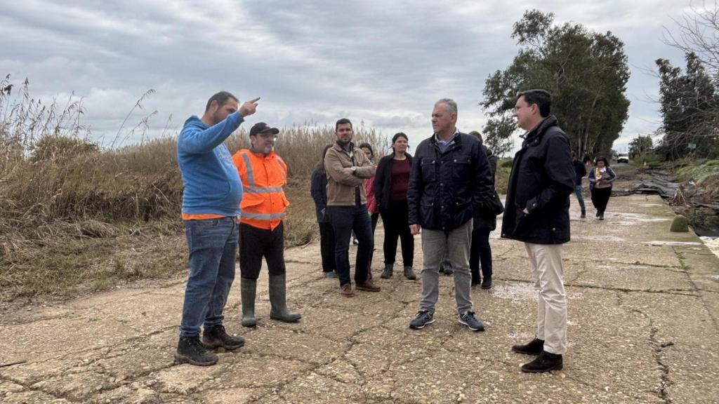 Imagen del alcalde de Sevilla durante su visita a Valdezorras.