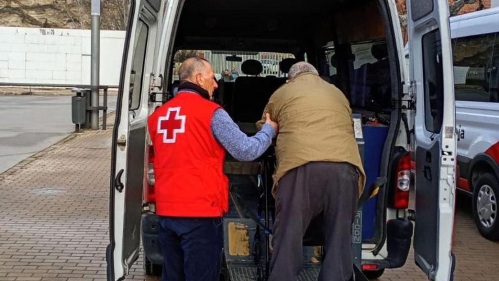 Imagen de voluntarios de Cruz Roja ayudando a votantes.
