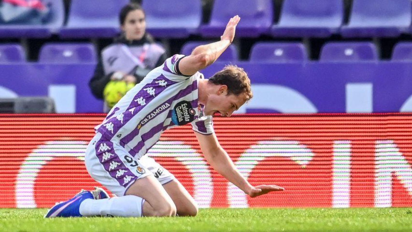 Juanmi Latasa se lamenta en una jugada que le han pitado falta en contra.