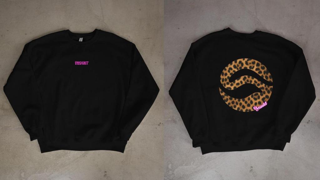 Una sudadera diseñada por Óscar para su marca Snookt. EE