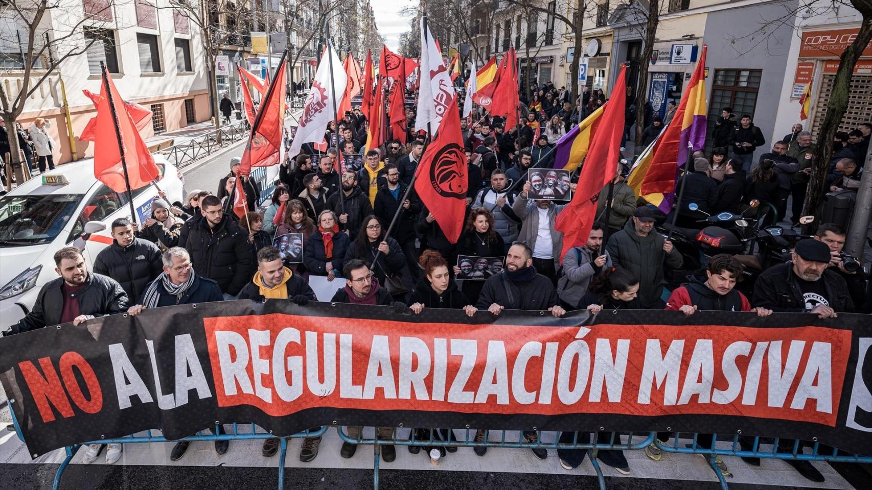 La manfiestación encabezada por Roberto Vaquero ha reunido a algo más de 200 personas en Ferraz.