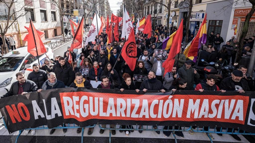 La manfiestación encabezada por Roberto Vaquero ha reunido a algo más de 200 personas en Ferraz.