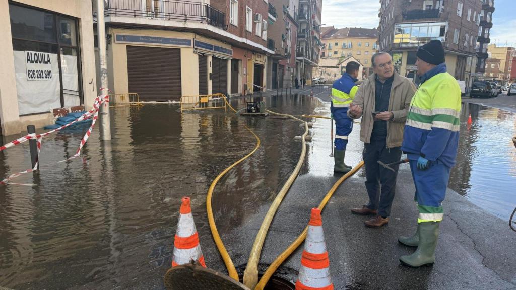 El alcalde de Talavera de la Reina, José Julián Gregorio, continúa supervisando personalmente las labores que se están realizando  en las calles afectadas.