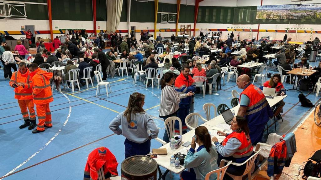Desalojados en el Polideportivo El Fuerte.