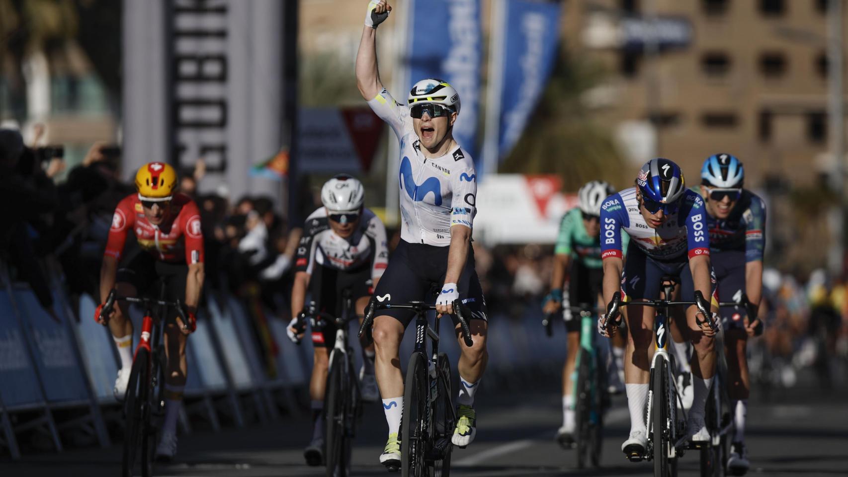 Raúl García Pierna celebra su victoria en la Volta a la Comunidad Valenciana.