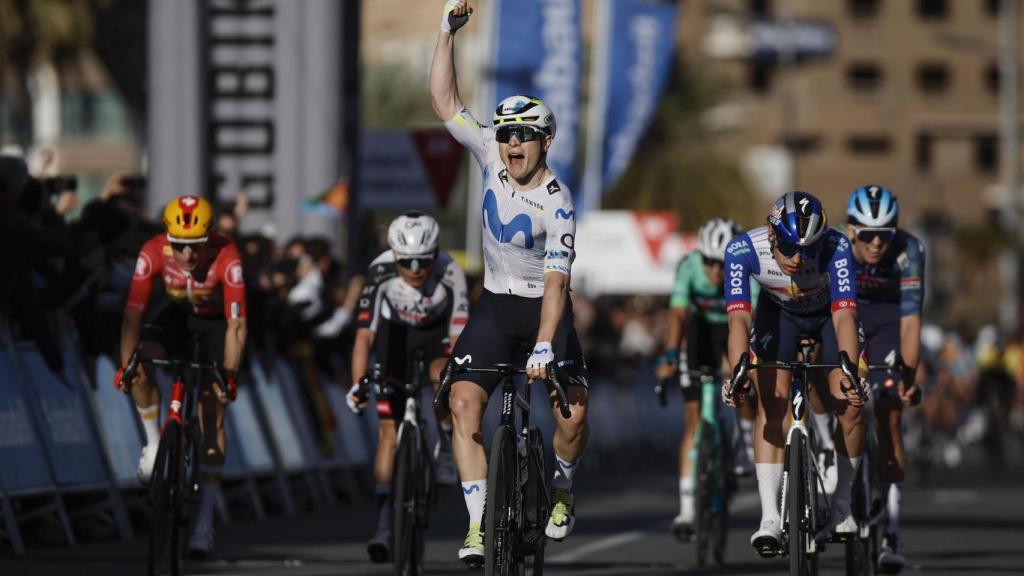 Raúl García Pierna celebra su victoria en la Volta a la Comunidad Valenciana.