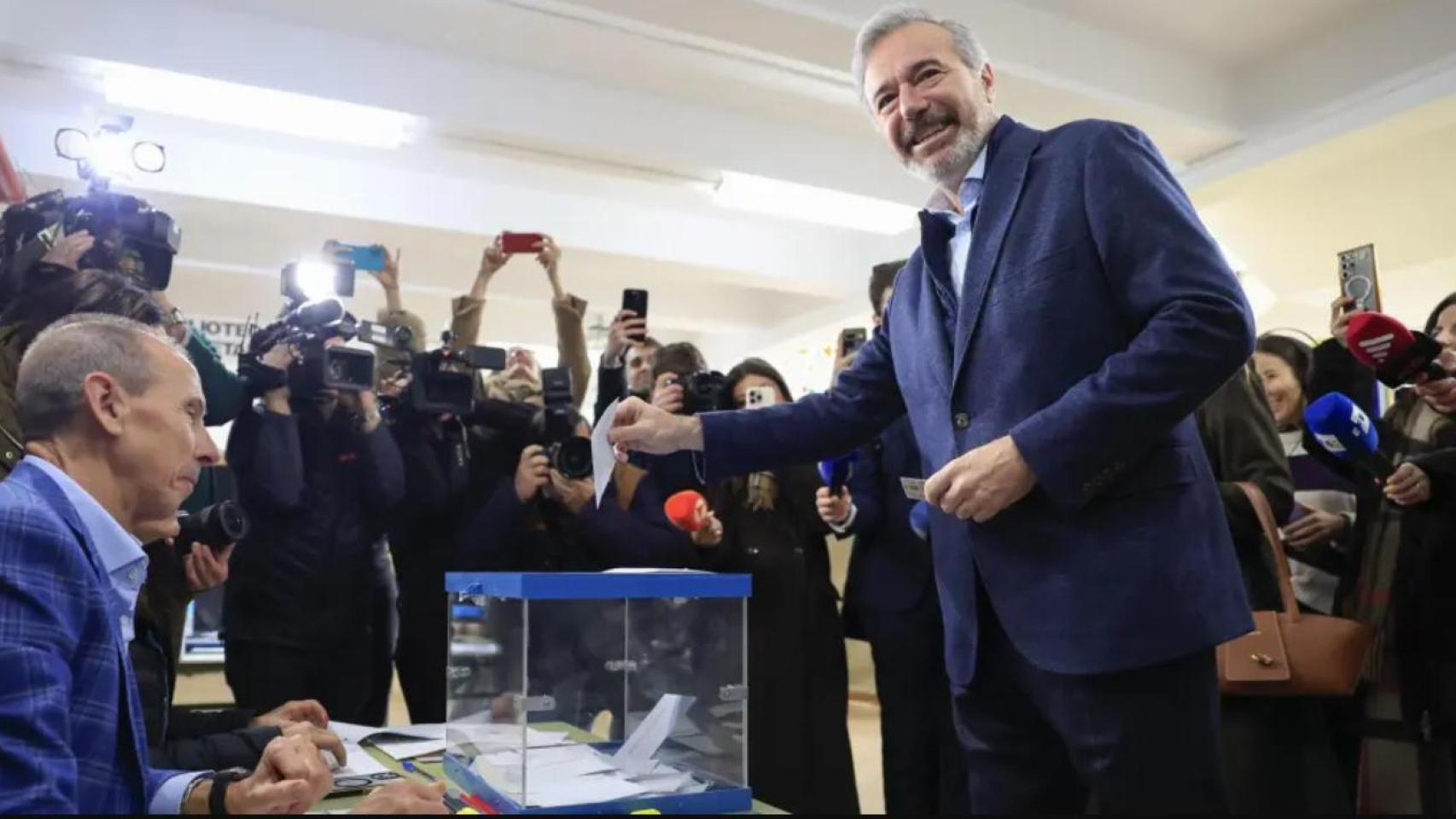 Azcón, este domingo durante la votación.