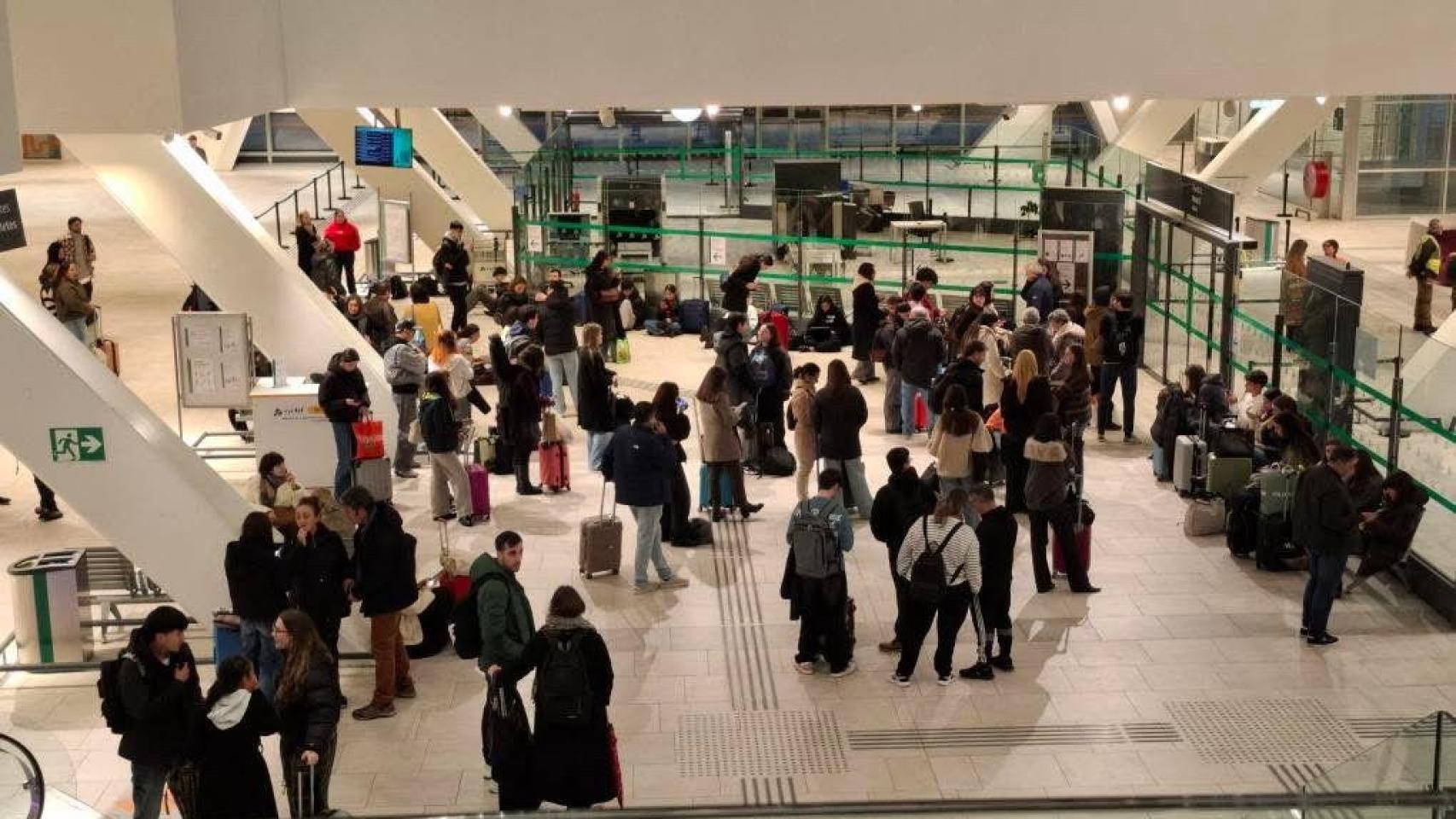 Pasajeros esperando a su tren en la estación de Vialia, Vigo