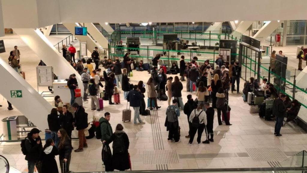 Pasajeros esperando a su tren en la estación de Vialia, Vigo