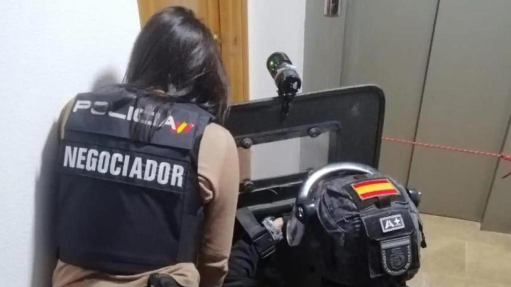 Un agente negociador de la Policía Nacional durante una intervención.