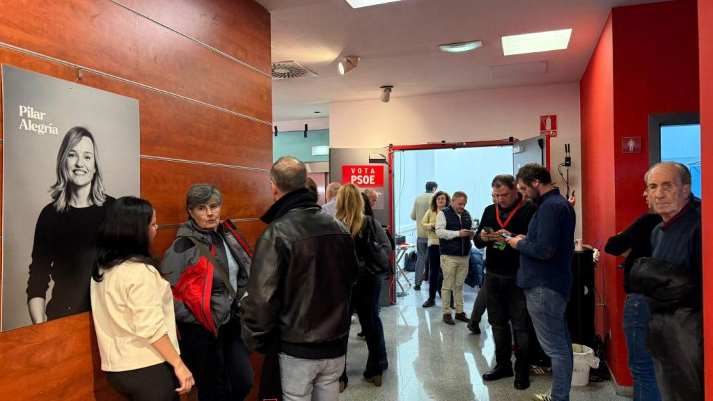 La sede del PSOE, esperando resultados de las elecciones de Aragón 2026.
