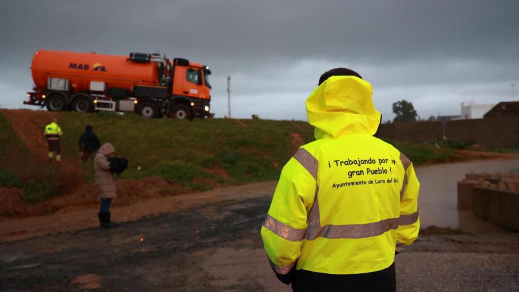 La lluvia anega varias zonas de Lora del Río (Sevilla).