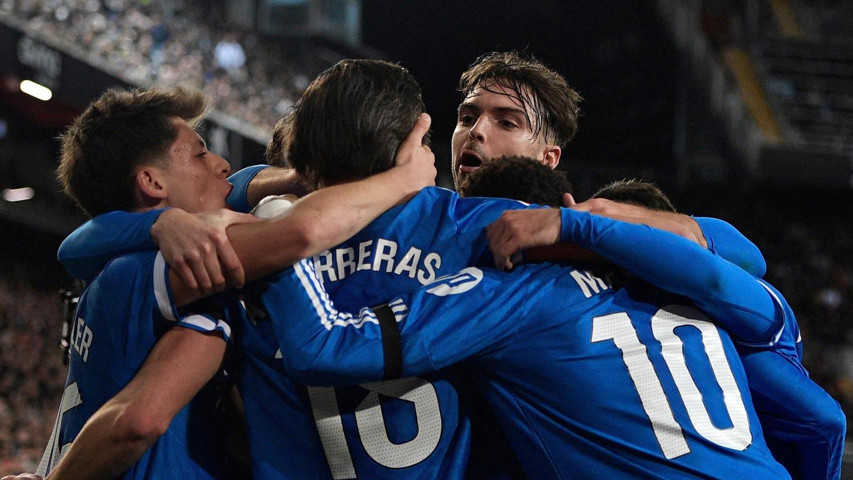 Los jugadores del Real Madrid celebran el gol de Carreras en Mestalla.