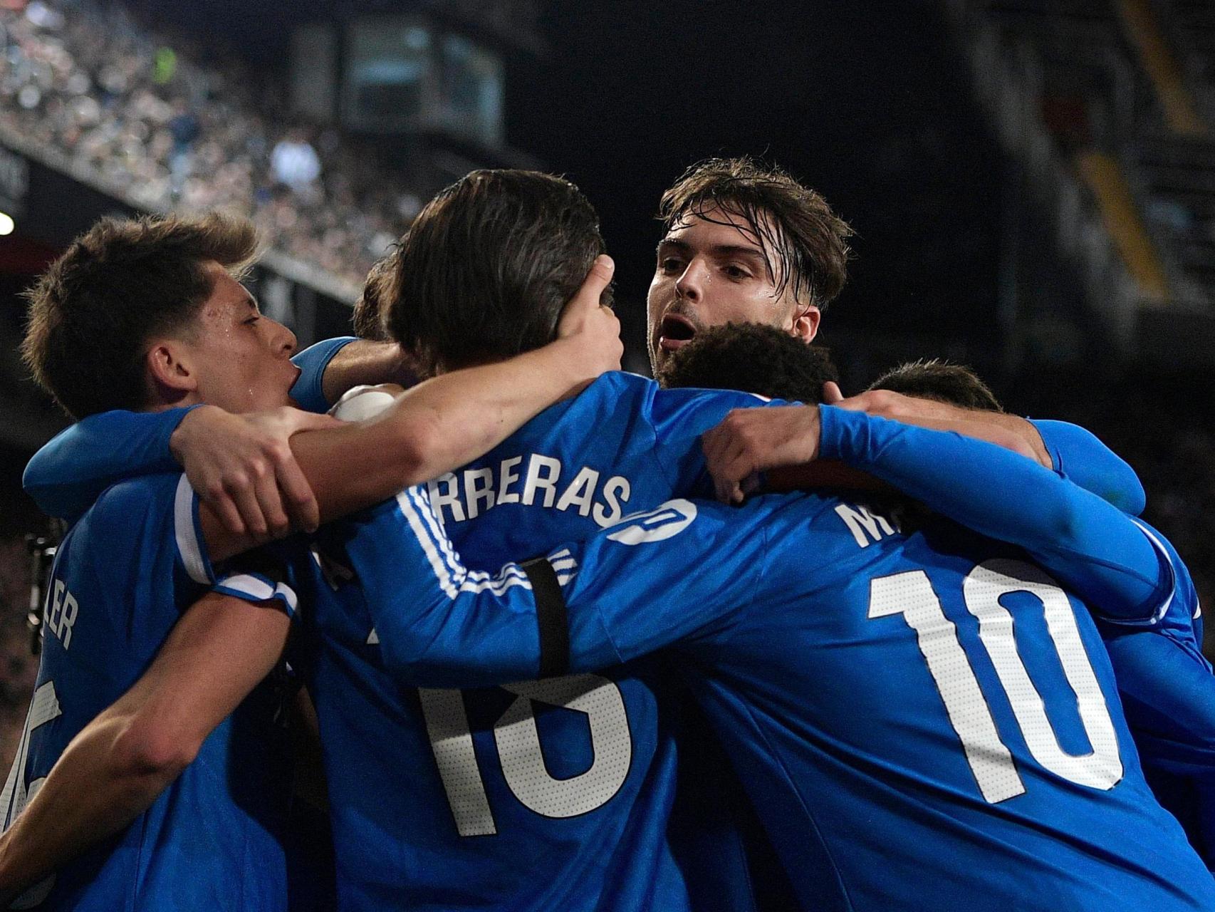 Los jugadores del Real Madrid celebran el gol de Carreras en Mestalla.