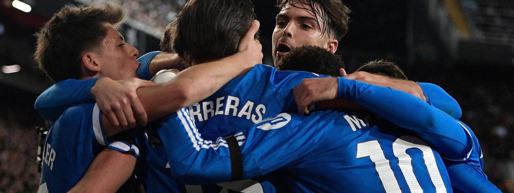 Los jugadores del Real Madrid celebran el gol de Carreras en Mestalla.