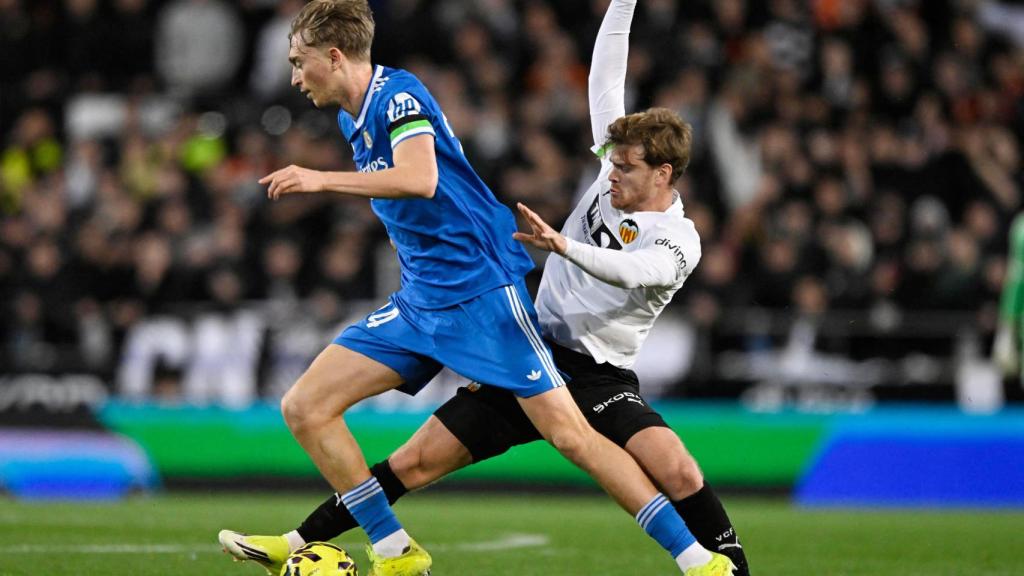 Huijsen, con el esférico.