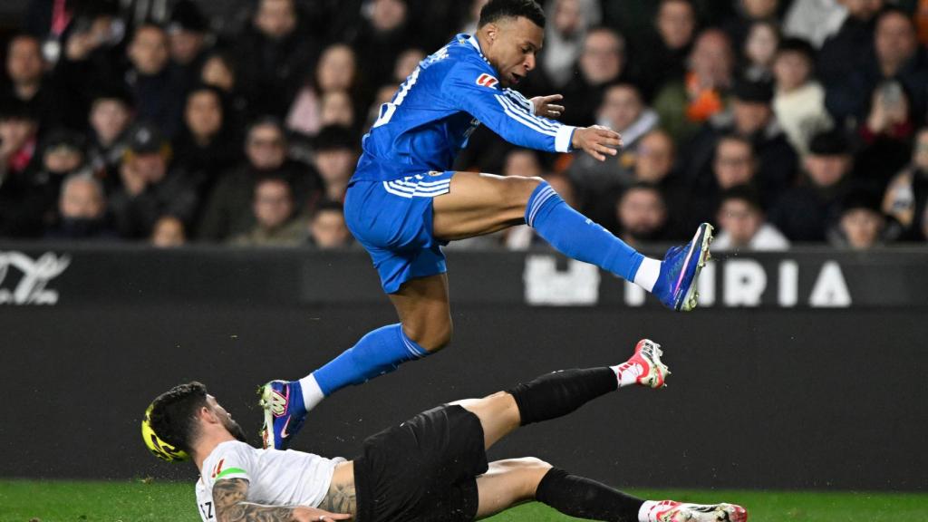 Mbappé salta por encima de un rival.