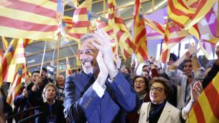 Jorge Azcón, junto a simpatizantes y militantes tras conocer los resultados