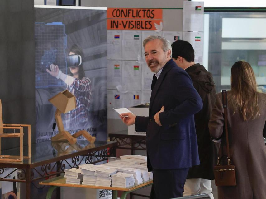 Jorge Azcón, presidente de Aragón, votando este 8-F en Zaragoza.