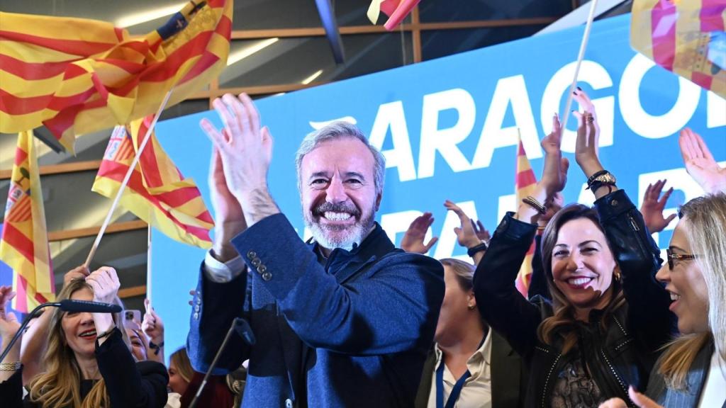 Jorge Azcón, candidato del PP a la reelección en Aragón, en su discurso de la noche electoral del 8-F, en el Hotel Reina Petronila de Zaragoza.