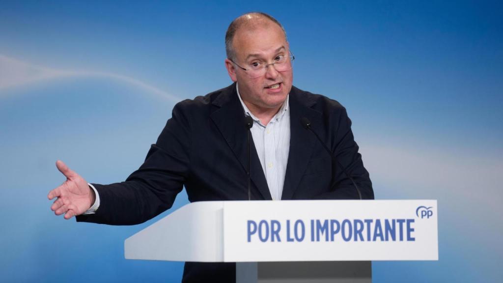 Miguel Tellado, secretario general del PP, comparece ante la prensa en la noche del 8-F.