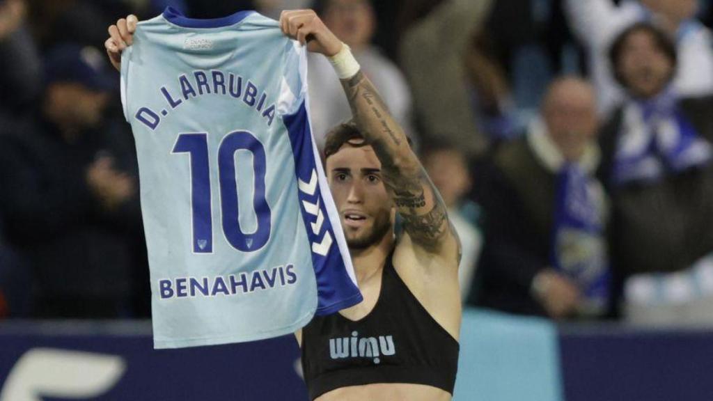 Larrubia celebra el segundo gol del Málaga contra la Cultural Leonesa en La Rosaleda.
