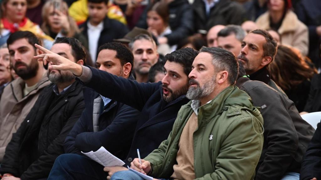 El presidente de Vox, Santiago Abascal, clausura el acto de fin de campaña, junto al candidato Alejandro Nolasco, a 6 de febrero de 2026, en Zaragoza, Aragón (España).