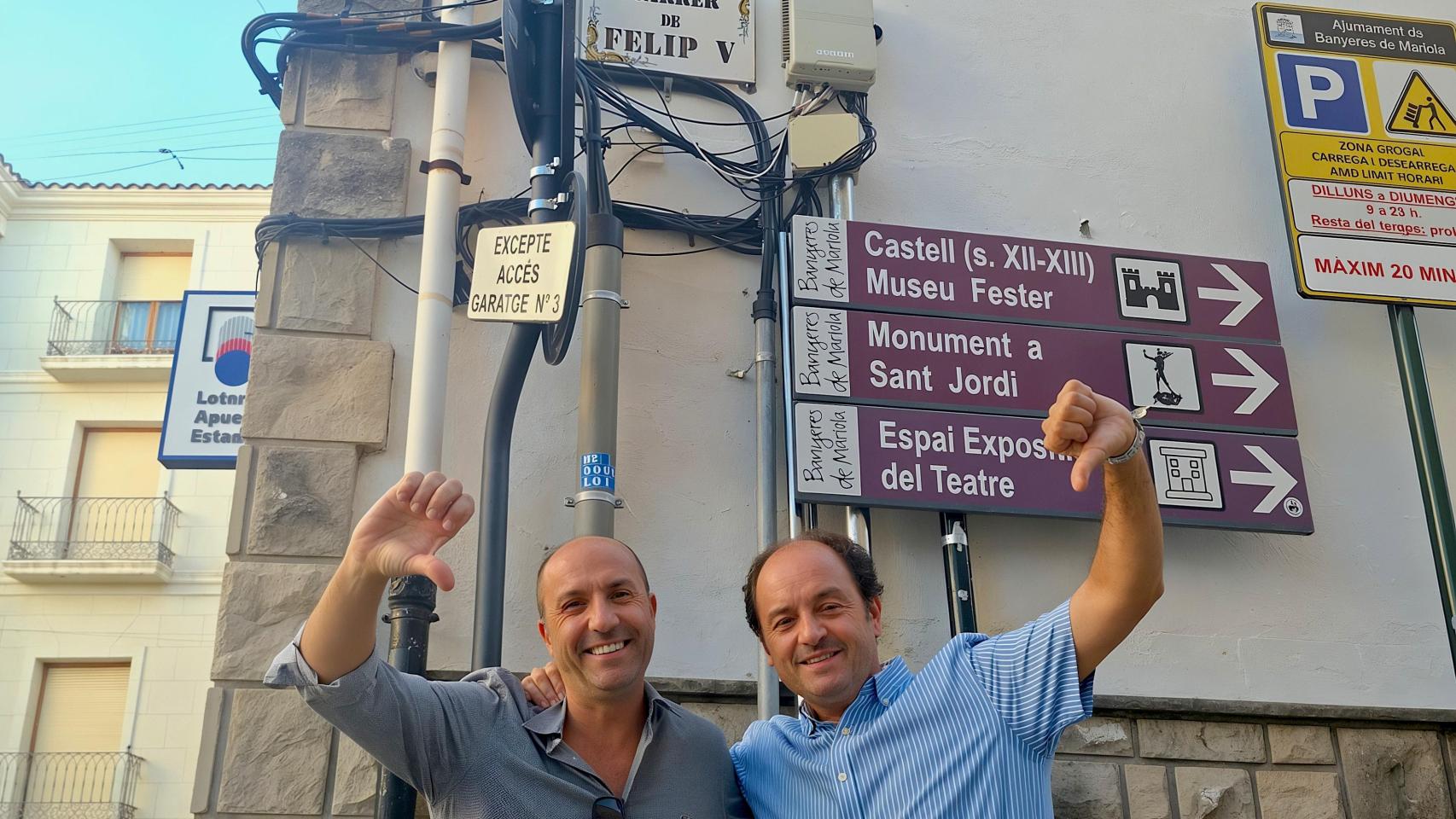Chirivella, derecha, con la placa detrás dedicada a Felipe V.