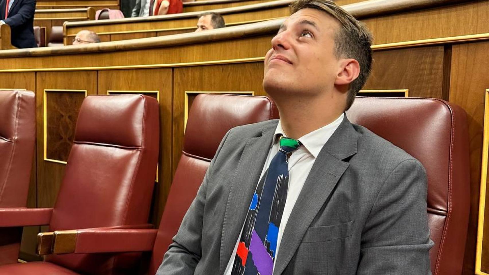 Jorge Pueyo en su primer día en el Congreso con la corbata de José Antonio Labordeta.