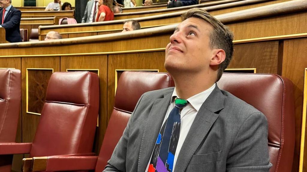 Jorge Pueyo en su primer día en el Congreso con la corbata de José Antonio Labordeta.