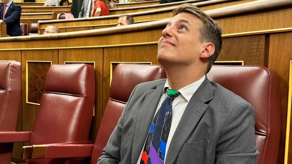 Jorge Pueyo en su primer día en el Congreso con la corbata de José Antonio Labordeta.