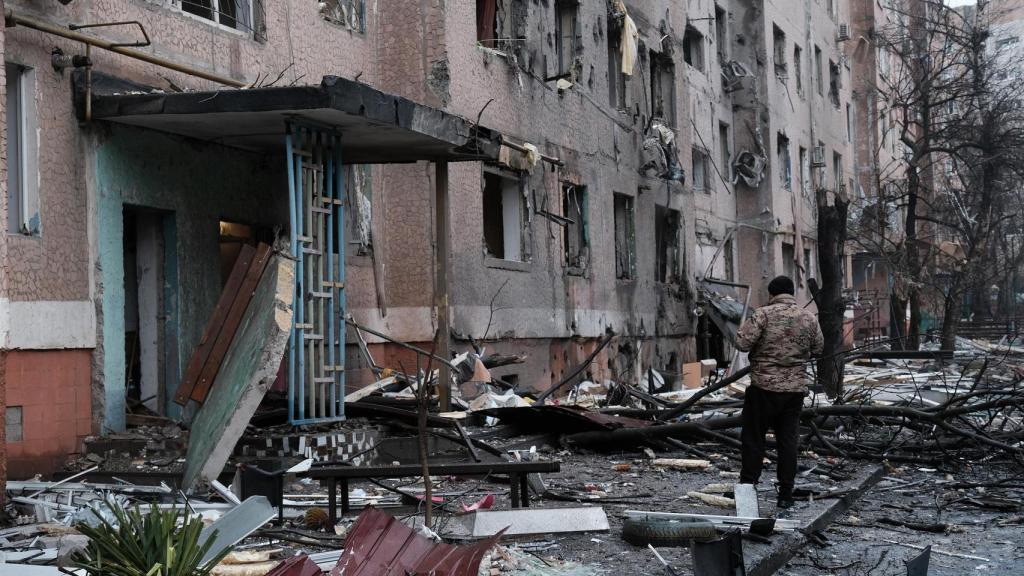 Consecuencias del bombardeo que Rusia ha perpetrado contra un barrio residencial de Kramatorsk a primera hora del domingo.