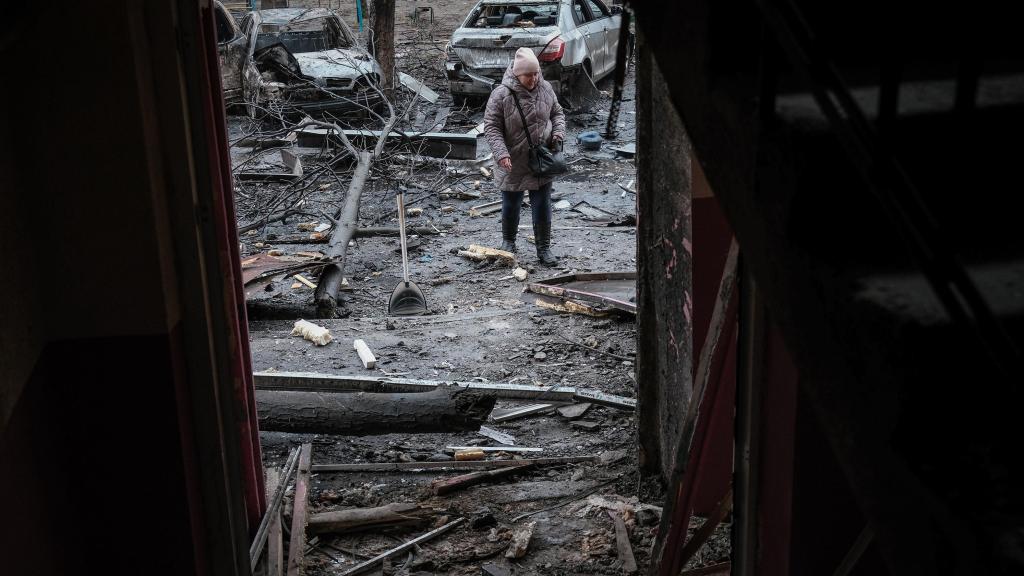 Una residente de Kramatorsk intenta acceder a su casa después que un fuerte bombardeo ruso contra su barrio.
