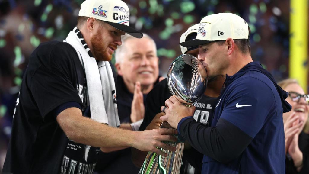 Mike Macdonald, entrenador de los Seattle Seahawks, y Sam Darnold celebran con el trofeo Vince Lombardi