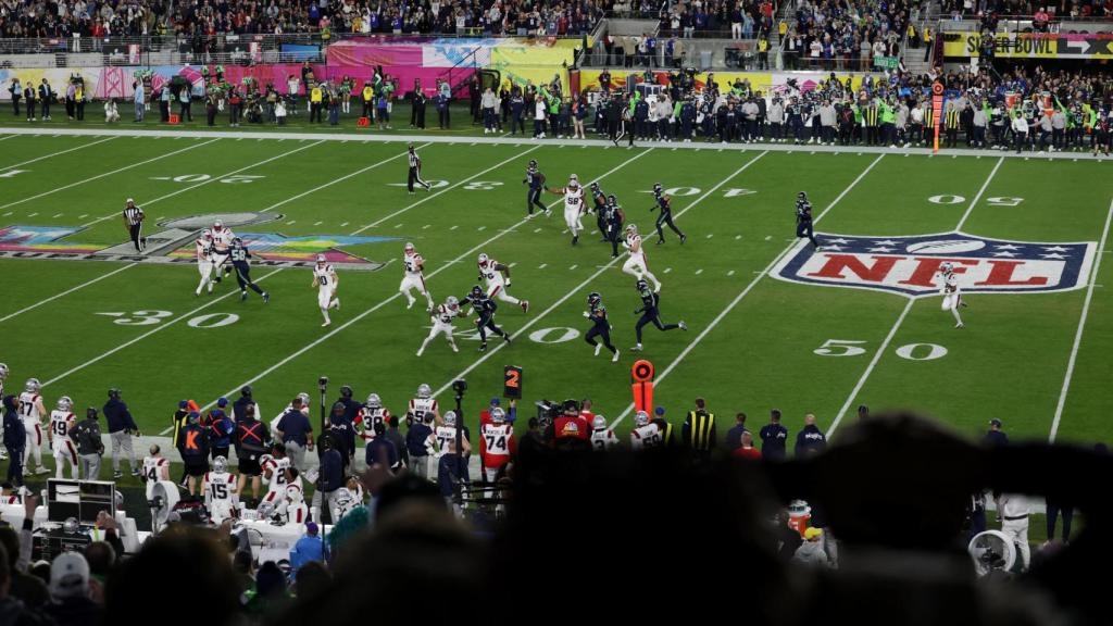 Los jugadores de New England Patriots y Seattle Seahawks en acción durante el partido
