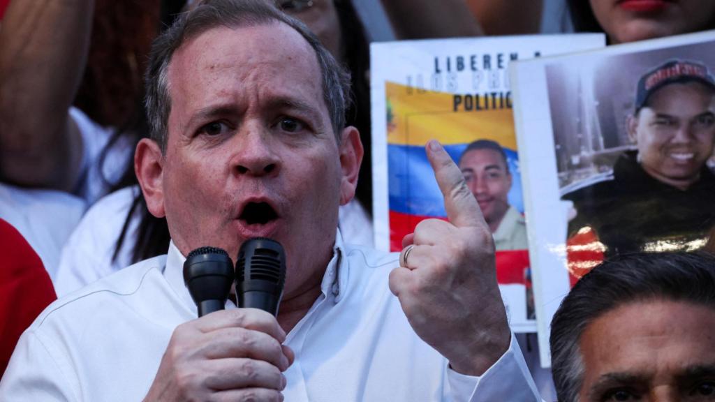 Juan Pablo Guanipa se dirige a los opositores venezolanos este domingo tras ser excarcelado.