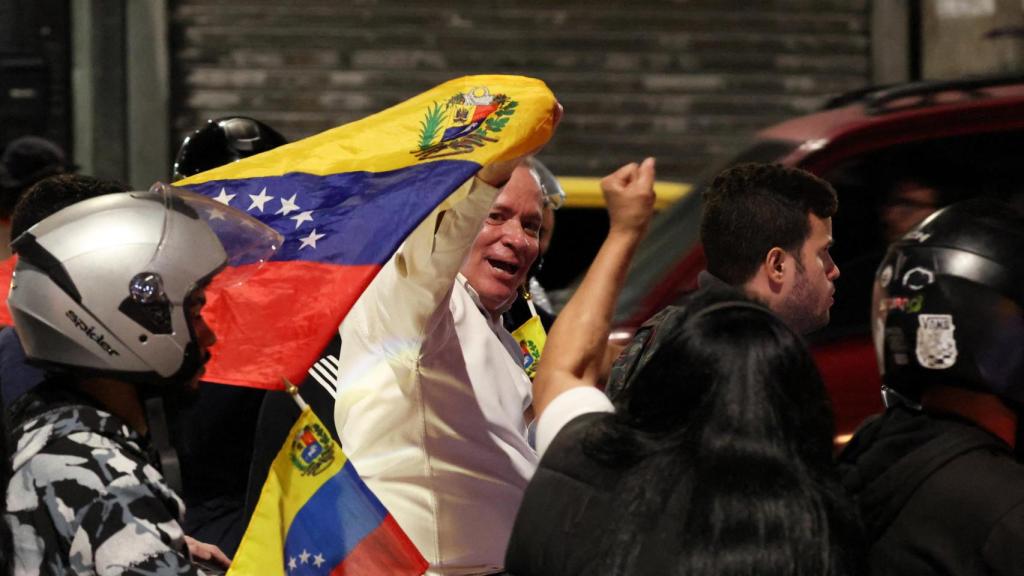 Juan Pablo Guanipa este domingo con una bandera de Venezuela poco antes de ser secuestrado.