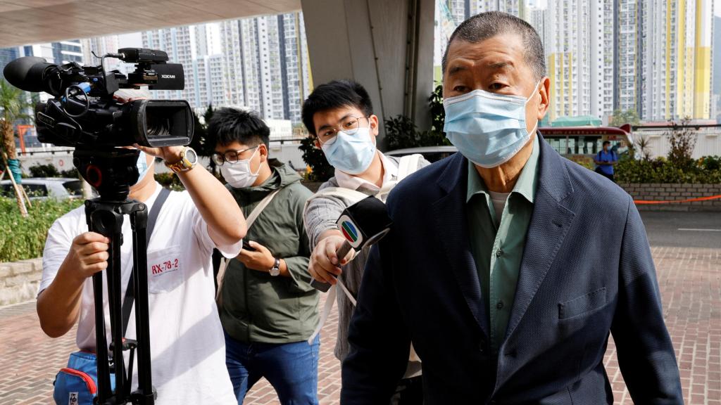 Imagen de archivo del magnate Jimmy Lai de 2020 a la entrada de un juzgado.