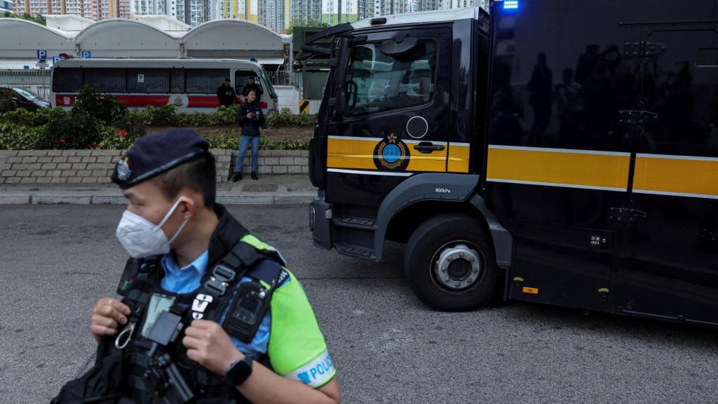 El furgón policial en el que trasladaron a Jimmy Lai hasta el juzgado.