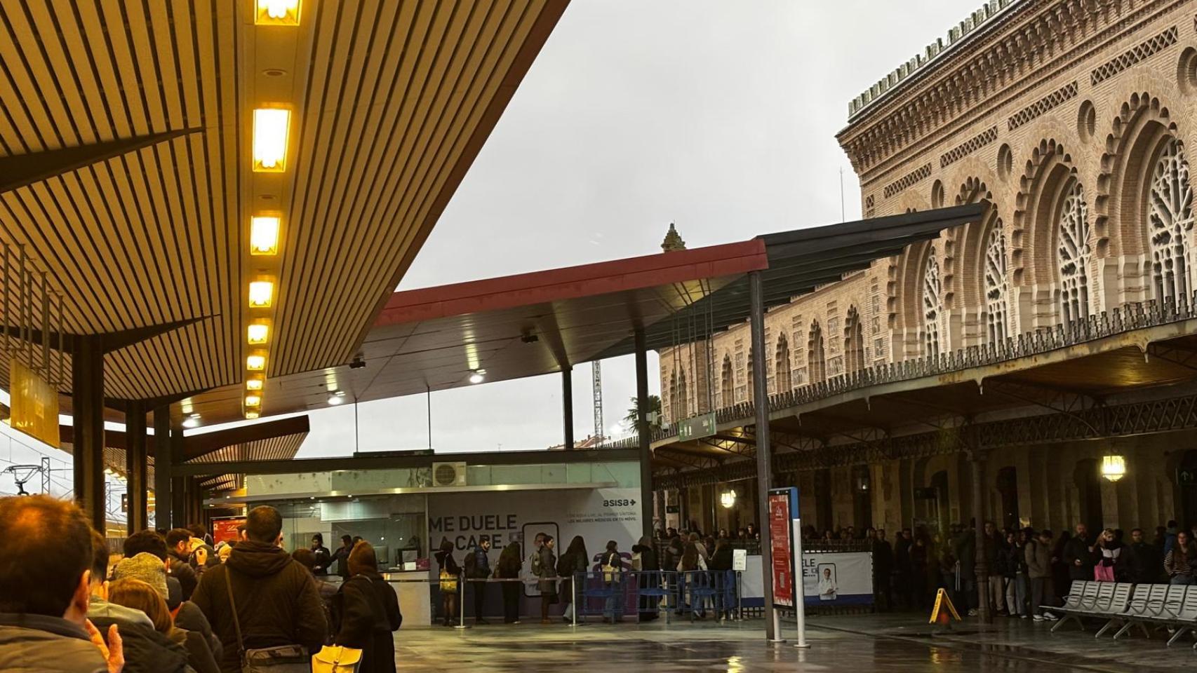 Imagen de las colas en la estación de Toledo.