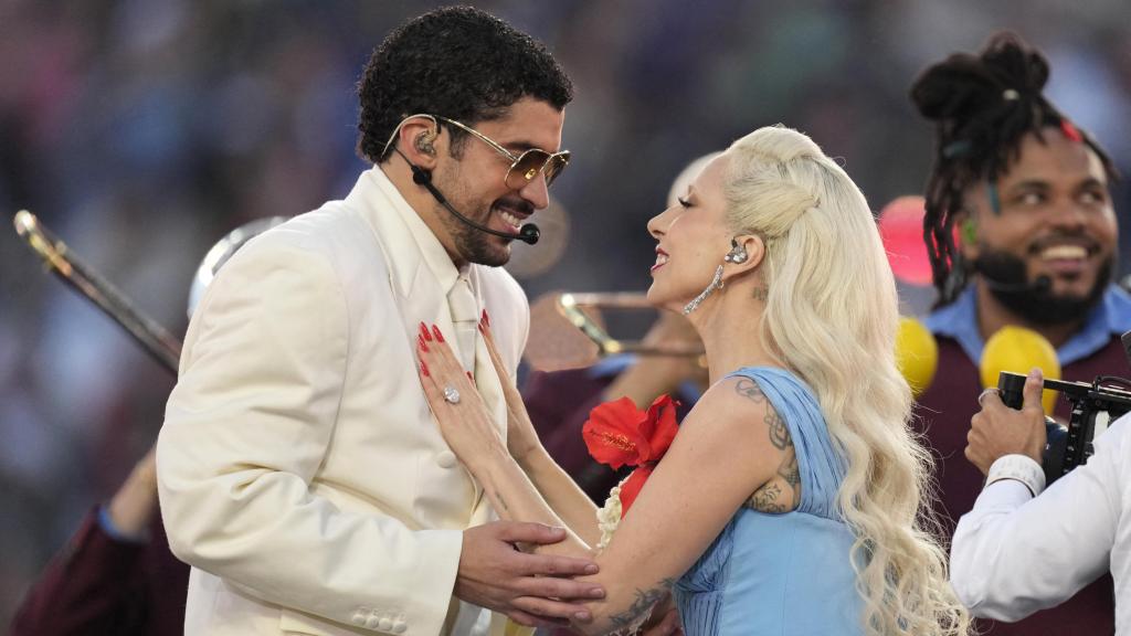 Bad Bunny y Lady Gaga durante el show de la Super Bowl.