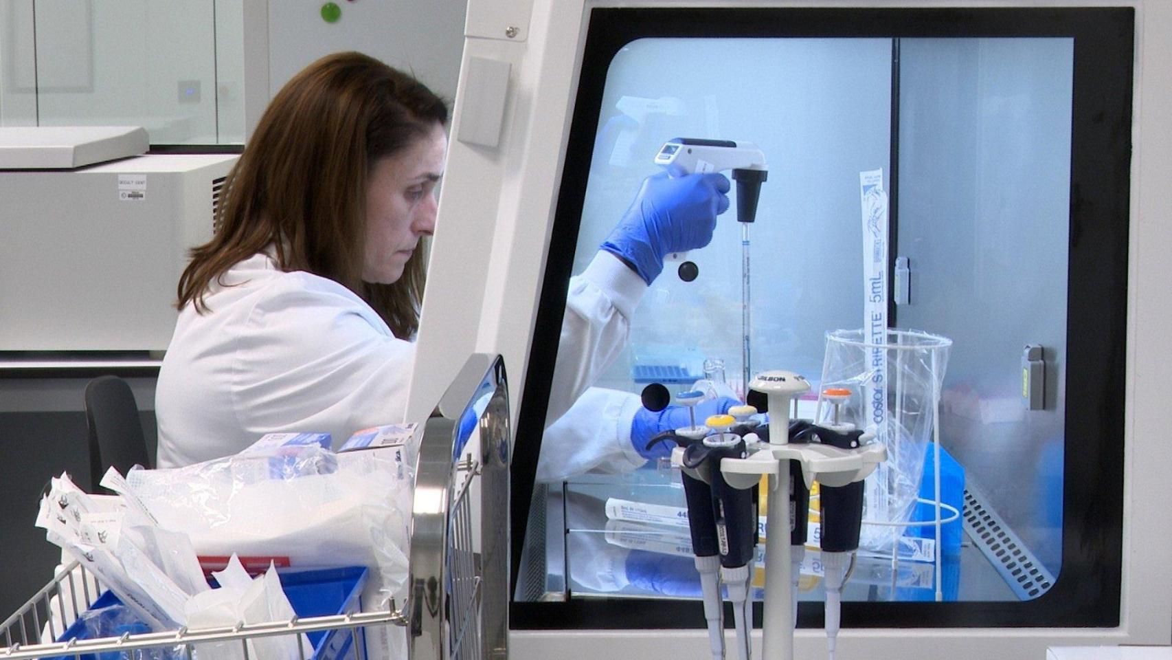 Una investigadora del Centro de Fabricación de Terapias Avanzadas, en Santiago de Compostela