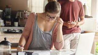 Escenificación de una pareja haciendo cuentas.