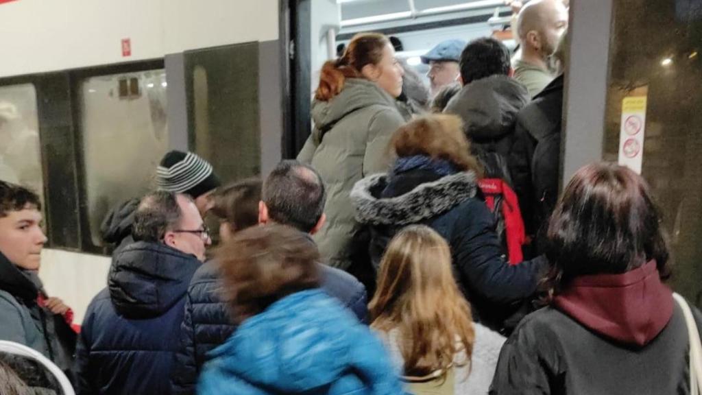 Viajeros intentando entrar en un tren de Cercanías en la estación de Pinto el 9 de febrero.