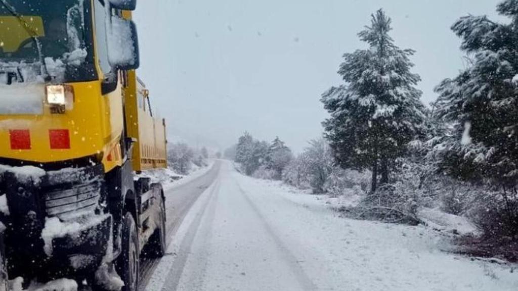 Una quitanieves trabajando en la provincia de Cuenca.