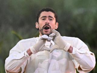 Bad Bunny no se olvida de España y viste de Zara en la Super Bowl, un 'show' marcado por los guiños a la cultura latina